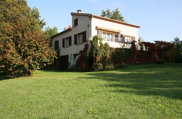 In all seasons, house in lush greenery + private pool and forest