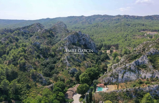 In Saint-Remy, Stone house, 8 bedrooms, heated pool, tennis court & caretaker