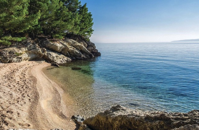 In the heart of Dalmatia and between the lively towns of Omi.