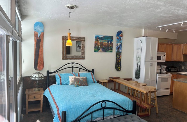 In The Heart Of TSV few minute walk to base area and chairlift, hottub, parking