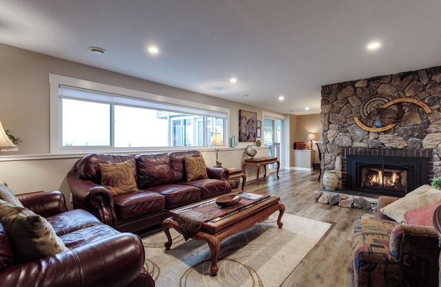 Incredible Lake & Mountain Views, Hot Tub & near Wineries, minutes to Kelowna!