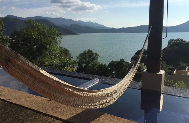 Incredible lake view, wonderful house, best service. Right in town.