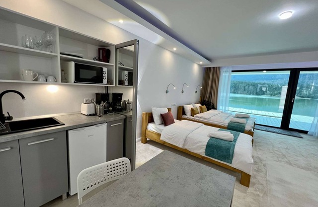 Incredible room with lake view at Lake Colibita, next to the lake.