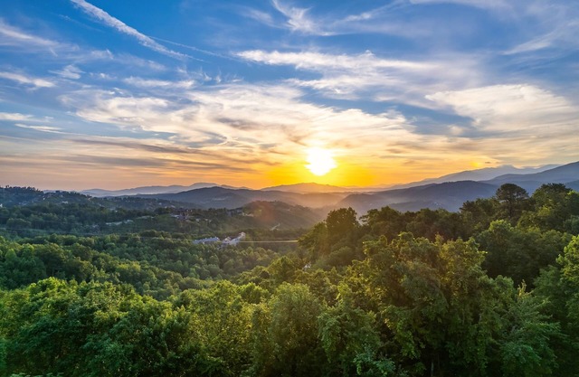 Incredible Views! Massage Chairs, Hot-tub, WiFi
