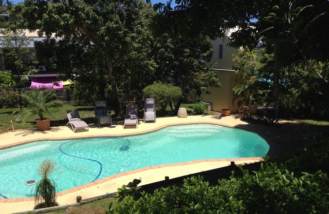 Independent studio in a villa located in a large garden with trees