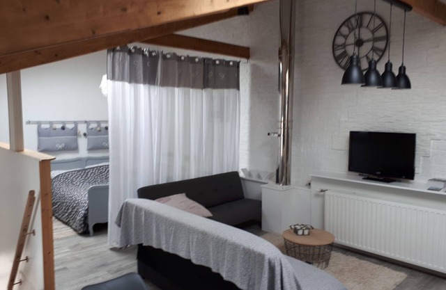 Independent studio on the 1st floor less than 1 kilometer from the Château de Lavaux
