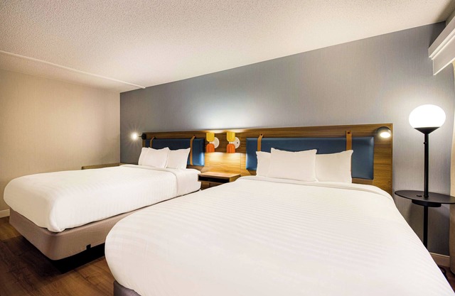 Indulge in Home-Like Comfort! 2 Comfortable Units, Close to Liberty Bell