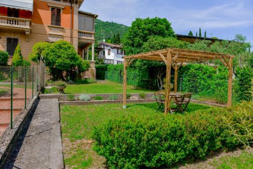 Ines Lake Garden - with private parking & garden