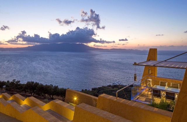 Infinity pool ★Unique Architecture★Jacuzzi hot tub★Stunning seaview