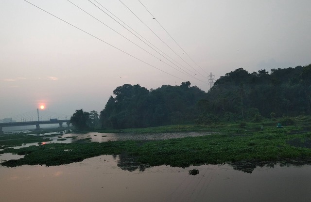 Inside the CITY but village atmosphere, calm and serene, opens to the river