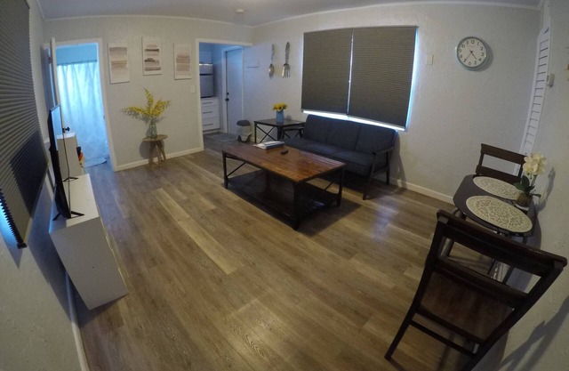 Intimate Cottage Close to Downtown and Beaches