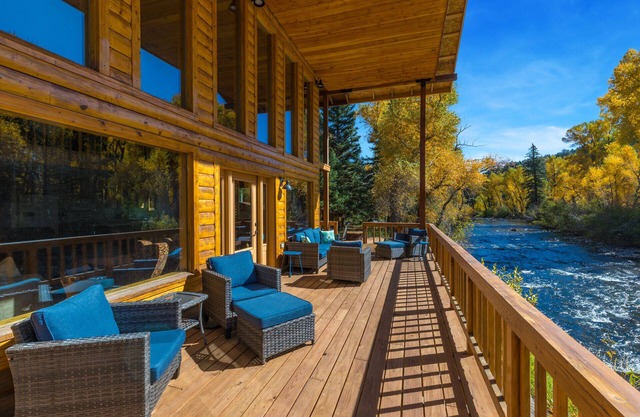 Intown Hidden Gem Overlooking the South Fork River/20 minutes to Wolf Creek