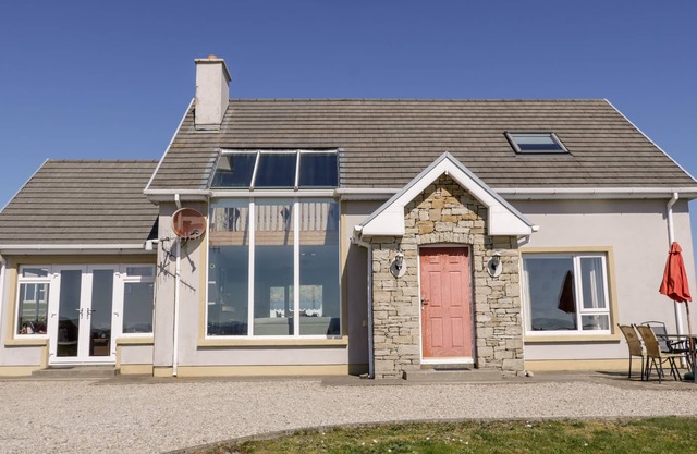 INVERBEG COTTAGE 2, family friendly, with a garden in Downings