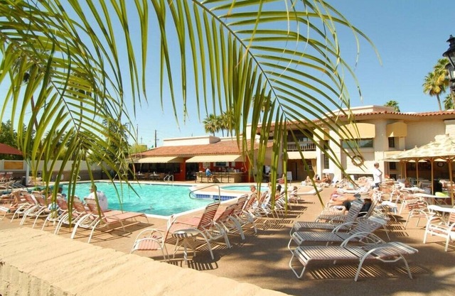 Inviting 2BR Condo with Tennis Courts in Scottsdale