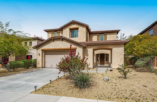 Inviting home with WiFi, washer/dryer, central AC & covered patio