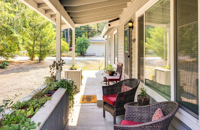 Inviting North Bend Home: 21 Miles to Ski Slopes!