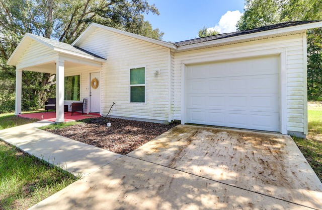 Inviting Ocklawaha Home w/Porch: Ideal Location!