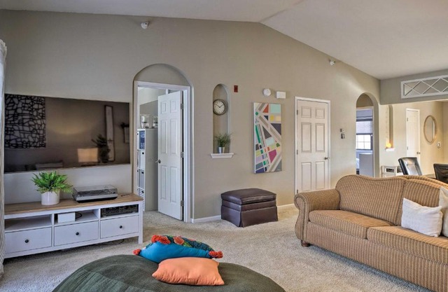 Inviting Resort Condo about 1 Mile to Branson Strip!