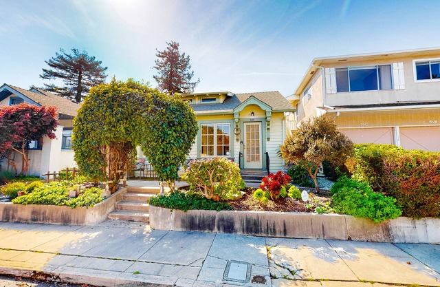 Inviting retreat near Monterey Bay & San Lorenzo River w/full kitchen & WiFi