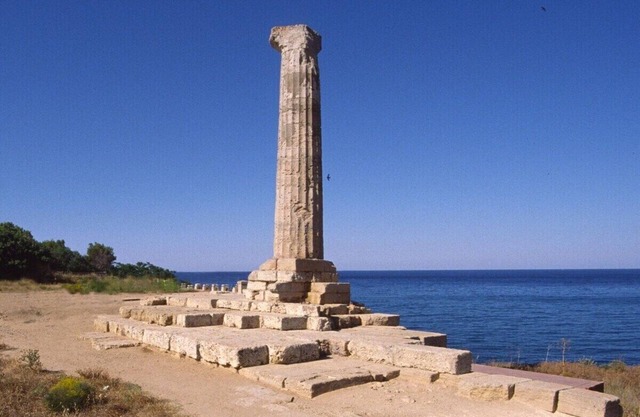 Island of capo rizzuto beautiful apartment in villa