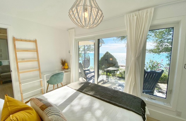 Ivy Lane Cottage is a completely renovated modern Retreat