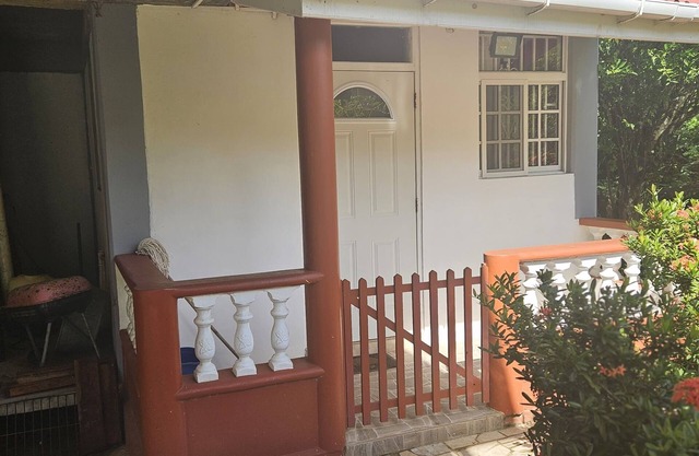 Jacob's Cozy Oasis: 1BR in Marigot w/Wi-Fi, A/C, Kitchen – <5 Mins to Airport