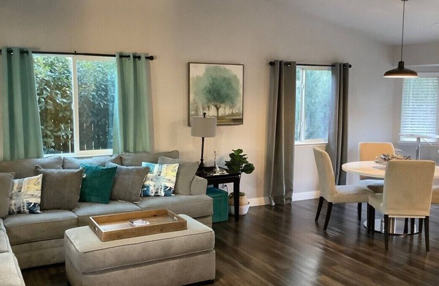 Jacob's Ladder- King Suite, 4 Twins/ Bethel