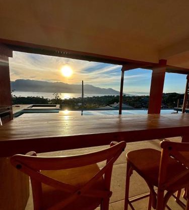 Jacuzzi e Piscina com Borda Infinita e Vista Incrível para o Mar