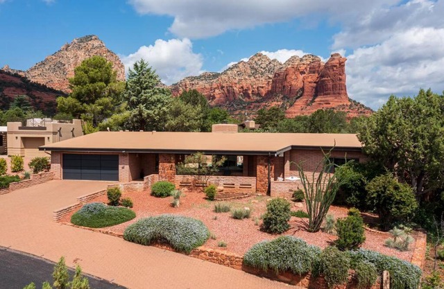 Jacuzzi, Walk to Trails, Stunning Views, Mid-Century Modern,Pool