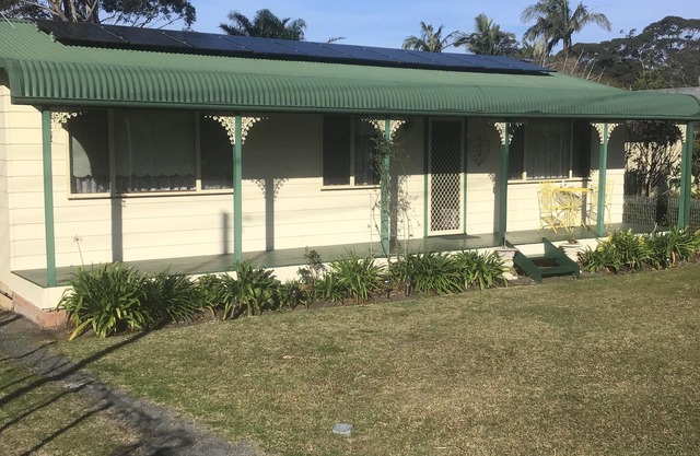 Jean's Cosy Sunny Cottage nSanctuary Point NSW n Palm Beach is close by.