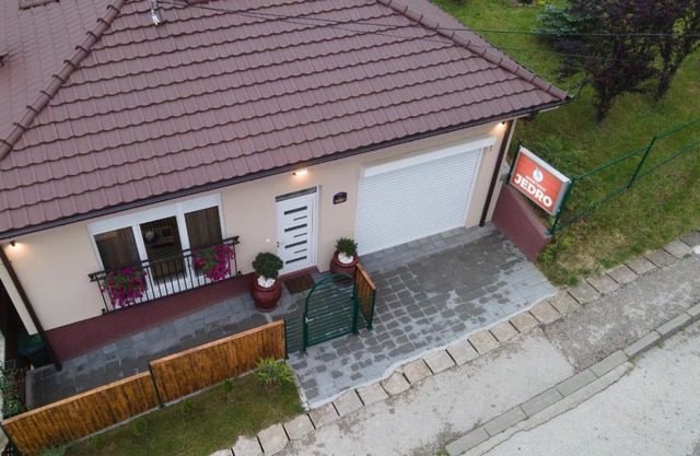 JEDRO - Apartman sa garažnim parkingom