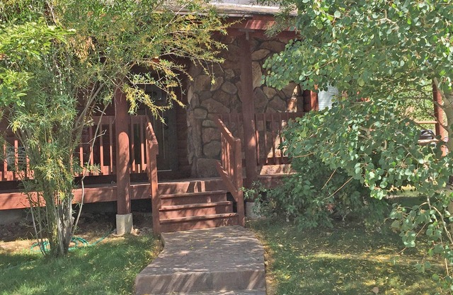 Johnson's Country Cabin - One price rents the entire home!