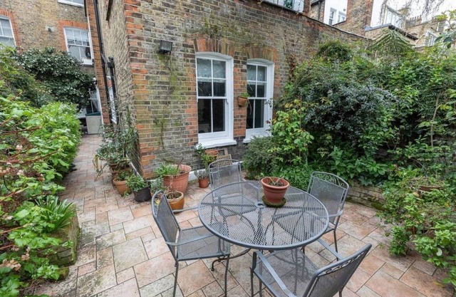 JOIVY 2 Bed Flat with Garden next to Battersea Park!