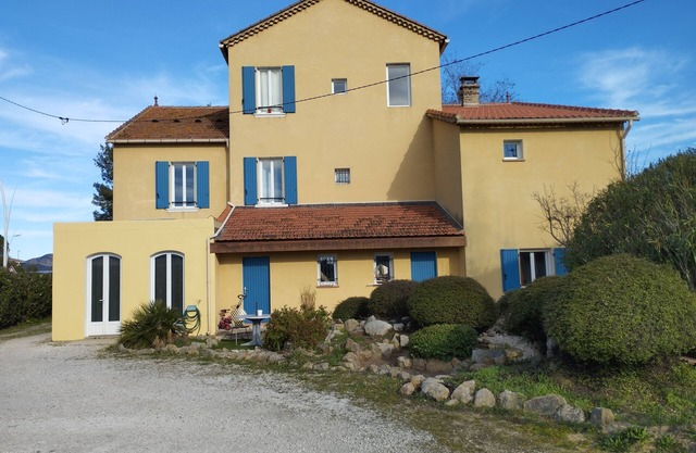 Joli T1 , 36m2, sur Terrain de 1700m2, Proche Commerces et Plages