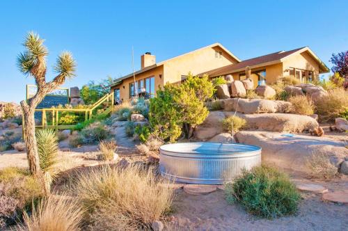 Joshua Tree Oasis I Desert retreat with hot tub, BBQ & backyard trail access