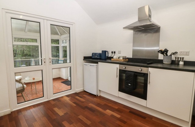 JOURNEY'S END, pet friendly, country holiday cottage in Benllech