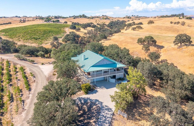 June's Vineyard Tranquil Tuscany-Inspired Vineyard Retreat Paso Robles