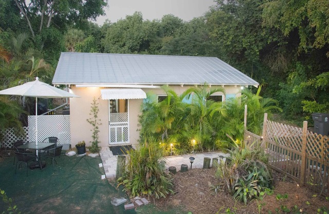 Jungle House Cottage, Dogs welcome. Private, quiet, and exclusivity yours.