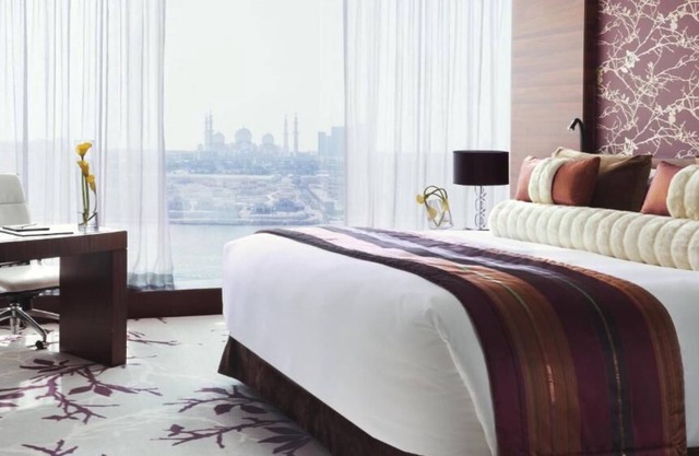 Junior King Suite Near Department of Education AUH