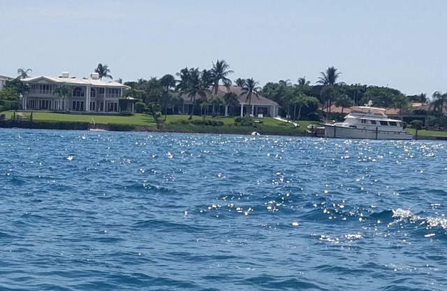 Jupiter house near beach sleeps 10 , heated enclosed pool .