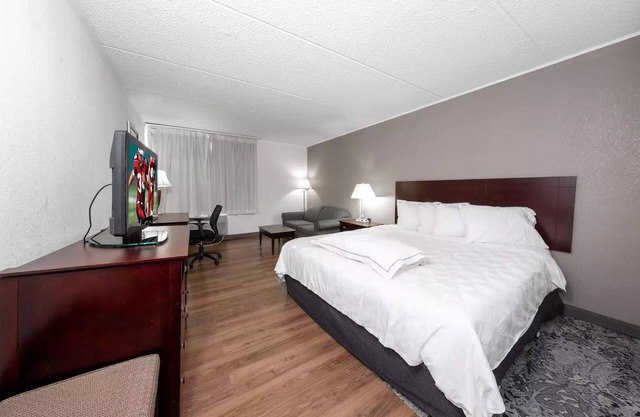 Just Minutes From Carteret Waterfront Park! Onsite Bar, Complimentary Parking