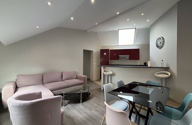 Just Steps from Palais Jacques Cœur – Comfortable