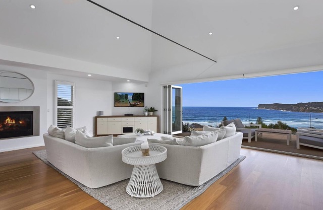 KAILANI - OVERLOOKING CAPE THREE POINTS AND NORTH AVOCA BEACH