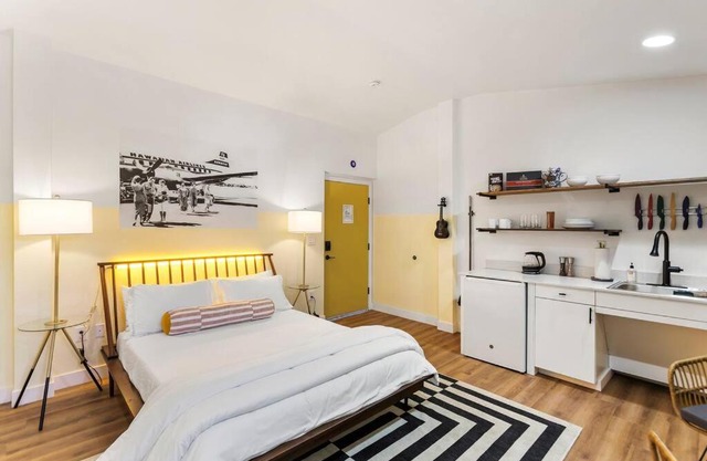 Kalaemano Studio suite ʻoluʻolu komo