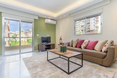 Kali - Charming 2-BR Apt & Balcony in Antelias