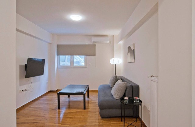 Kallimarmaro Cozy Retreat Ctr, AC, WiFi, Kitchen