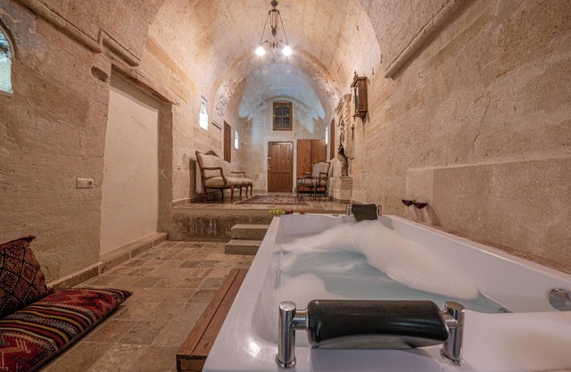 Kapalos Cave Hotel