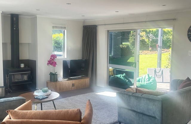 Kelvin Heights Chic sun drenched family retreat WaterTaxi to Central Queenstown.