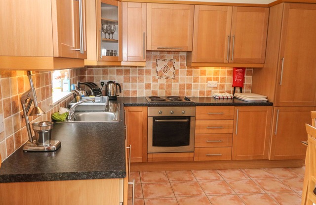 KENMARE BAY COTTAGE, family friendly in Kenmare, County Kerry