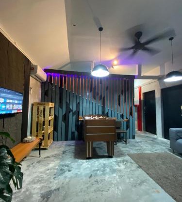 Kerlingfornia Pond View Farm House